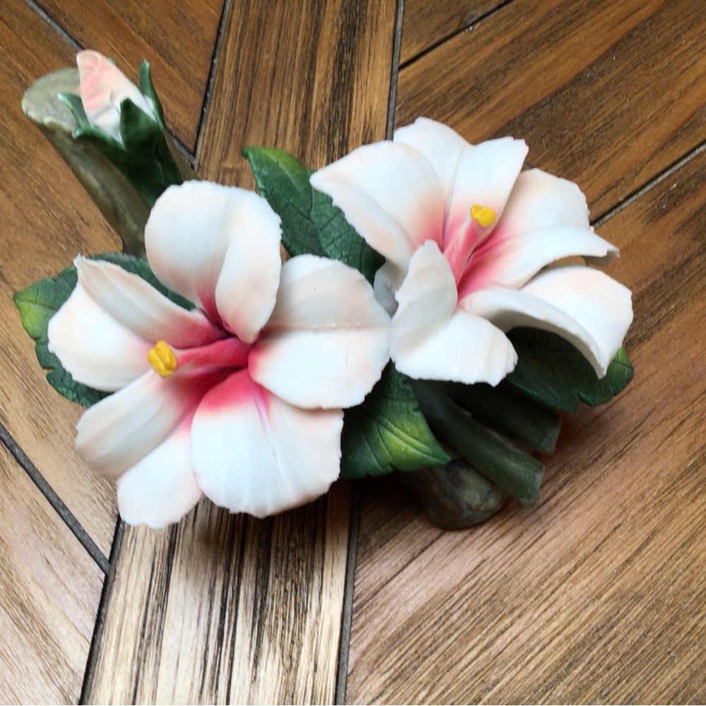 Beautiful vintage porcelain floral curio piece.